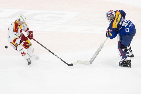 Gaetan Haas, EHCB, links, trifft gegen Klotens Torhueter Juha Metsola zum 2:3 Tor im Eishockeyspiel der National League zwischen dem EHC Kloten und dem EHC Biel am Freitag, 17. November 2023, in der S ...