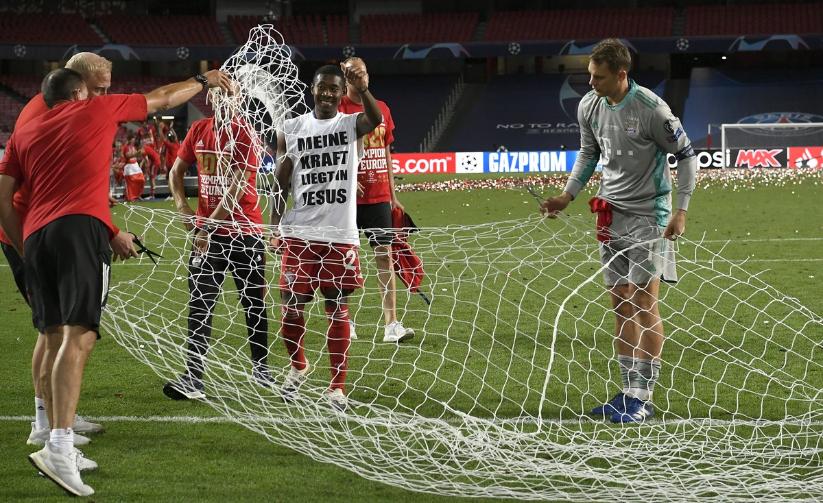 epa08621014 Munich's goalkeeper Manuel Neuer (R) celebrates winning the UEFA Champions League final between Paris Saint-Germain and Bayern Munich in Lisbon, Portugal, 23 August 2020. EPA/Lluis Ge ...