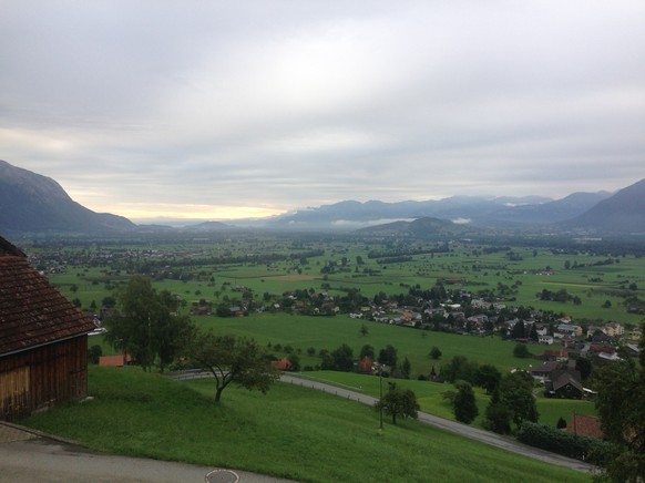 Ein Blick zurück ins Rheintal am frühen Morgen. Ich verlasse die Gegend.