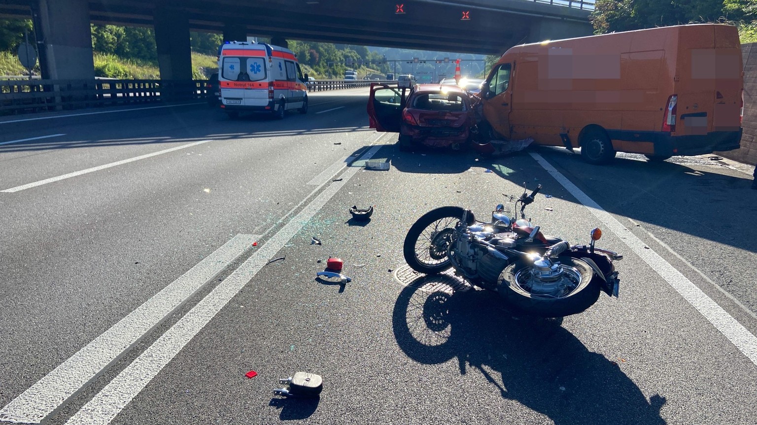 Töfffahrer bei Auffahrunfall auf A1 schwer verletzt
Bei einem Auffahrunfall auf der Autobahn A1 bei Baden ist ein Motorradfahrer am Freitagmorgen schwer verletzt worden. Er wurde ins Spital gebracht.
 ...