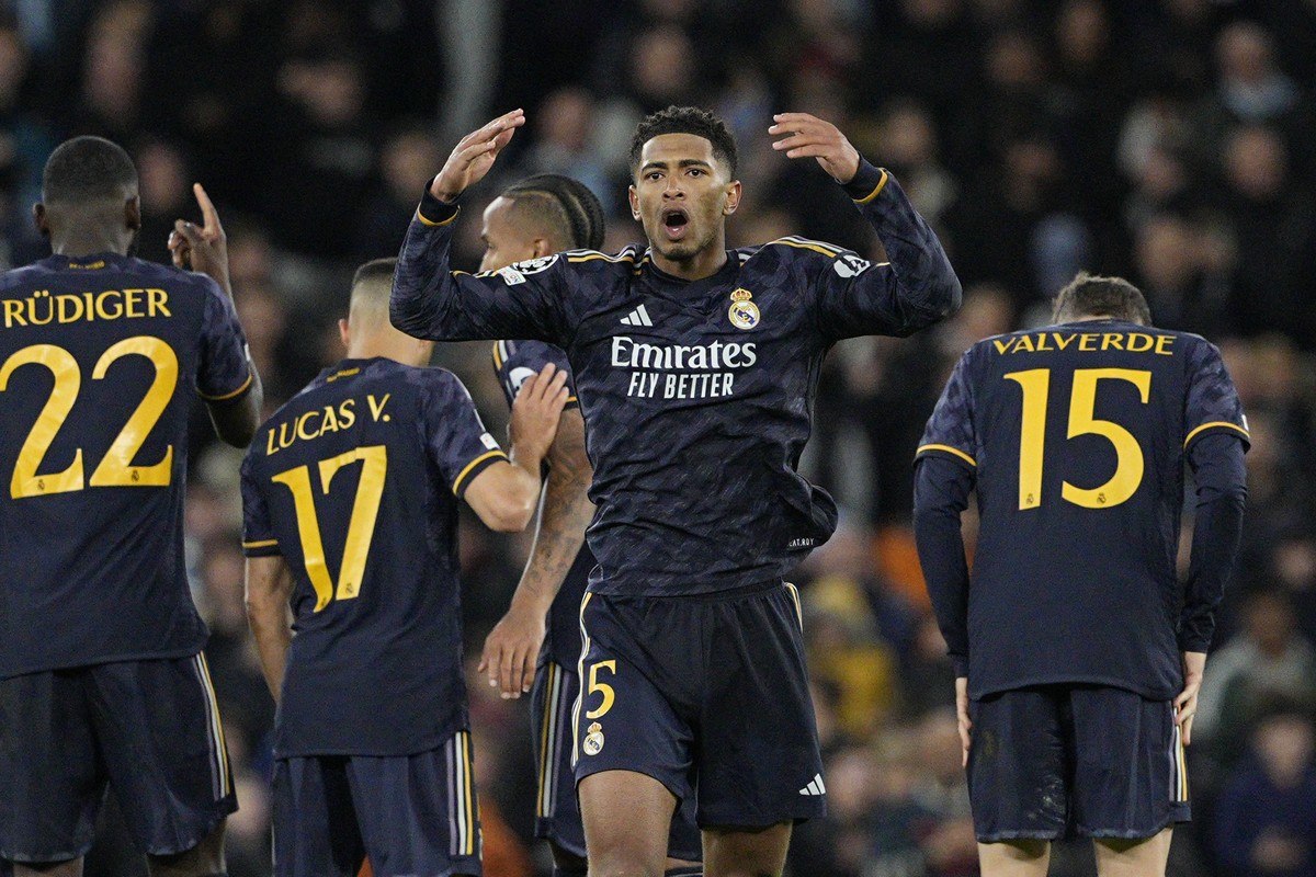 Real Madrid's Jude Bellingham celebrates after scores a penalty during penalty shootouts during the Champions League quarterfinal second leg soccer match between Manchester City and Real Madrid a ...