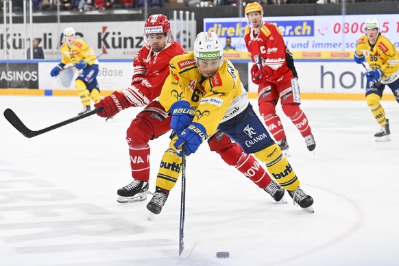 SC Rapperswil-Jona Lakers Emil Djuse, links, gegen Davos&#039; Leon Bristedt, im Eishockeyspiel der National League zwischen den Rapperswil-Jona Lakers und dem HC Davos, am Freitag, 14. Oktober 2022,  ...