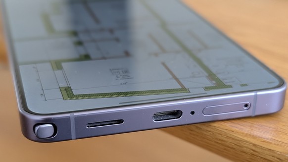 Weil die Ecken mehr als früher abgerundet sind, steht der Stift leicht hervor, wenn er wie hier falsch herum ins Handy geschoben wird.