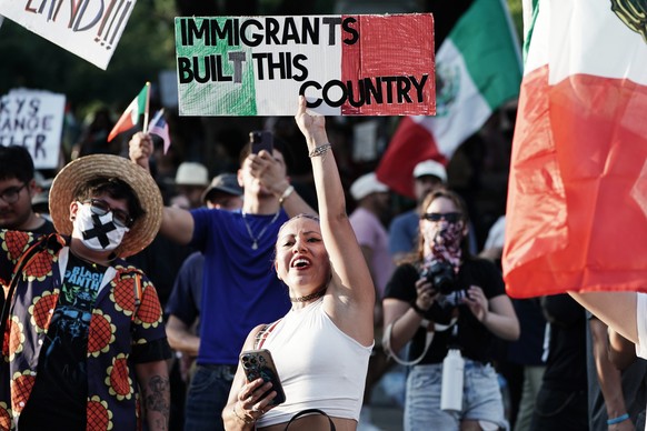 epaselect epa12176740 People participate in a 'No Kings' protest, one of many being held all over the country organized to protest US President Donald Trump and his administration's pol ...