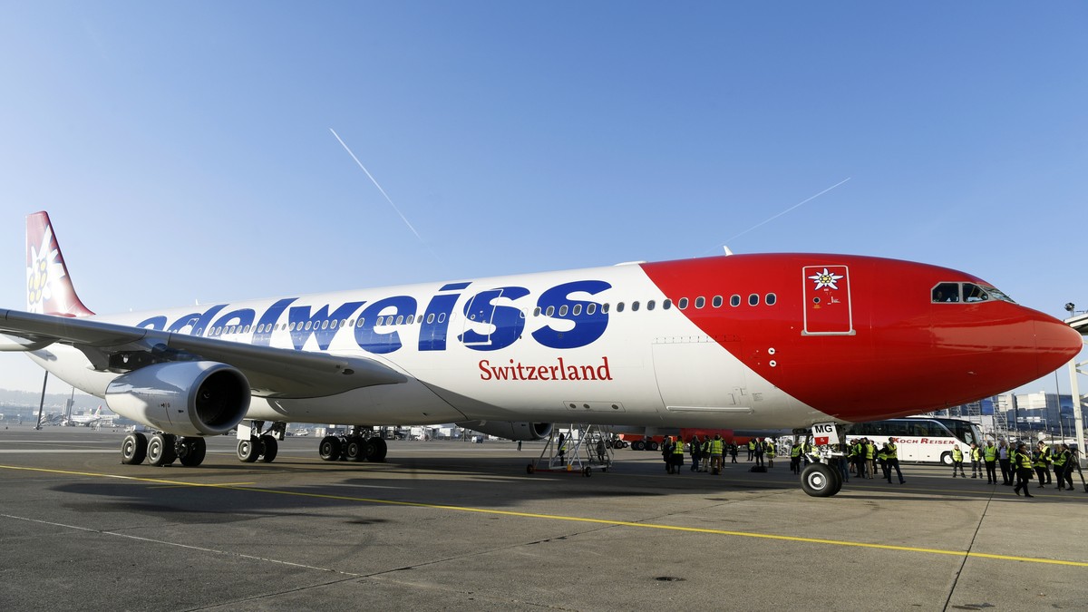 Taufe eines A340, dem juengsten Flottenzuwachs der Edelweiss Air, auf den Namen "Melchsee Frutt", auf dem Flughafen Zuerich Kloten, am Donnerstag, 1. Dezember 2016. (KEYSTONE/Walter Bieri)