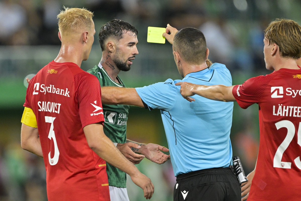 epa13195418 Mihailo Stevanovic of St.Gallen (C-L) is shown the second yellow card during the UEFA Conference League play-offs match between FC St. Gallen and FC Nordsjaelland in St. Gallen, Switzerlan ...