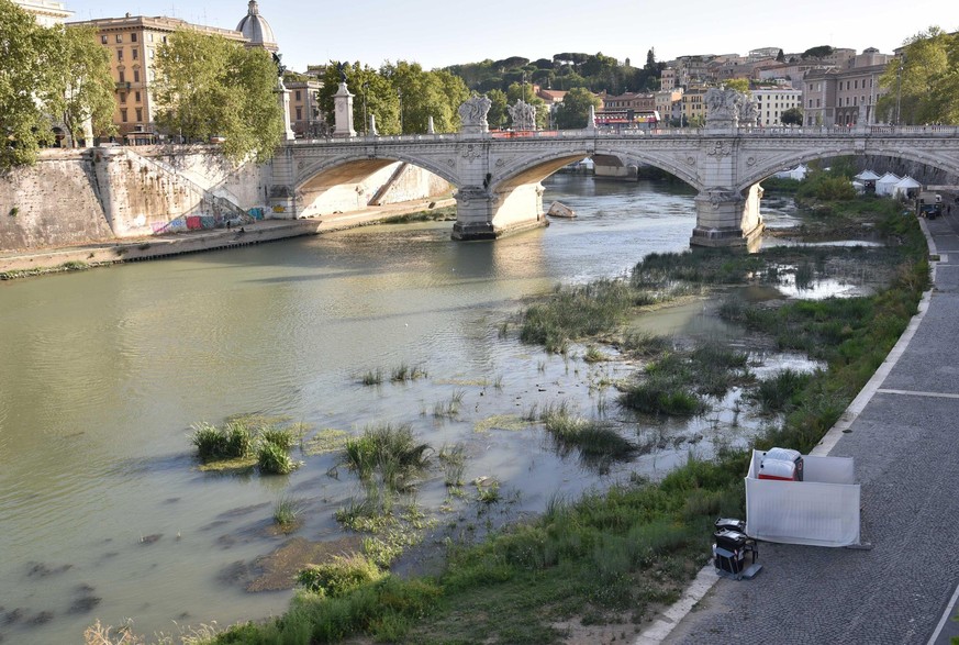 epaselect epa06168894 A view of the Tevere river during the drought that hit the city of Rome, Italy, 28 August 2017. Water pressure in Rome and Fiumicino will be lowered at night because of the conti ...