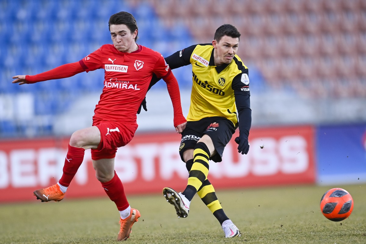 Vaduz' Matteo Di Giusto, links, gegen YBs Christian Fassnacht, im Fussball Super League Spiel zwischen dem FC Vaduz und den BSC Young Boys, am Sonntag, 24. Januar 2021, im Rheinpark Stadion in Va ...