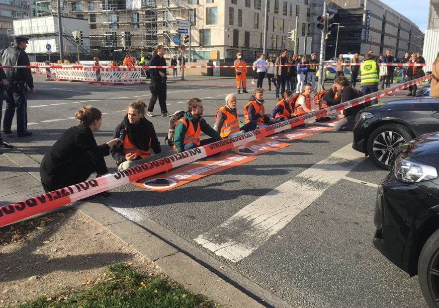 Aktivisten der Gruppierung Letzte Generation blockieren eine Strasse bei Berlin.