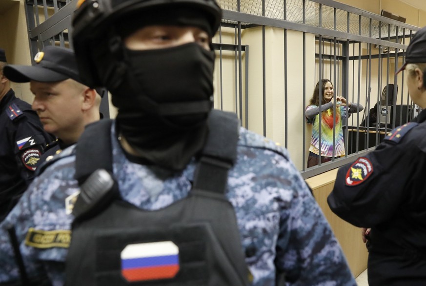 epa10978407 Russian artist and musician Sasha Skochilenko, 33, gestures in the defendant&#039;s enclosure after a hearing in the Vasileostrovsky district court in St. Petersburg, Russia, 16 November 2 ...