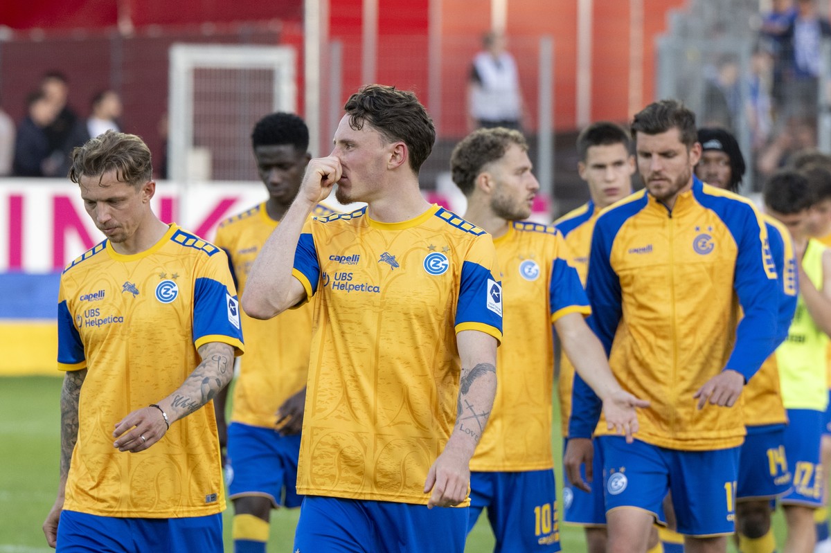 Die Spieler von GC mit Noah Persson, mitte, reagieren nach dem Super League Meisterschaftsspiel zwischen dem FC Winterthur und den Grasshoppers vom Samstag, 3. Mai 2025 in Winterthus. (KEYSTONE/Urs Fl ...