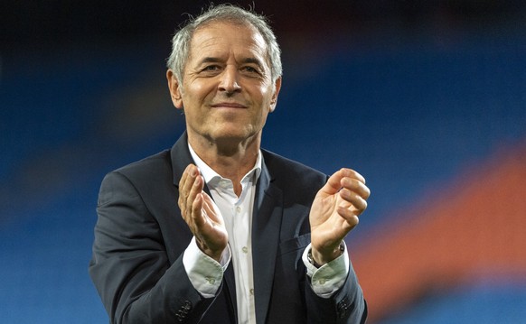 Basels Cheftrainer Marcel Koller verabschiedet sich von den Zuschauern nach dem Fussball Schweizer Cup Halbfinal zwischen dem FC Basel 1893 und dem FC Winterthur im Stadion St. Jakob-Park in Basel, am ...