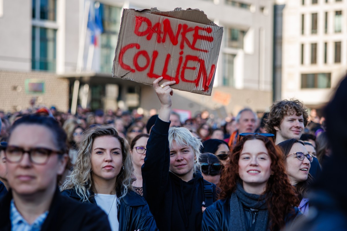 epa12841835 A participant holds a placard that reads 'Thank you Collien' during a rally at the Brandenburg Gate in Berlin, Germany, 22 March 2026. The rally took place under the motto ' ...
