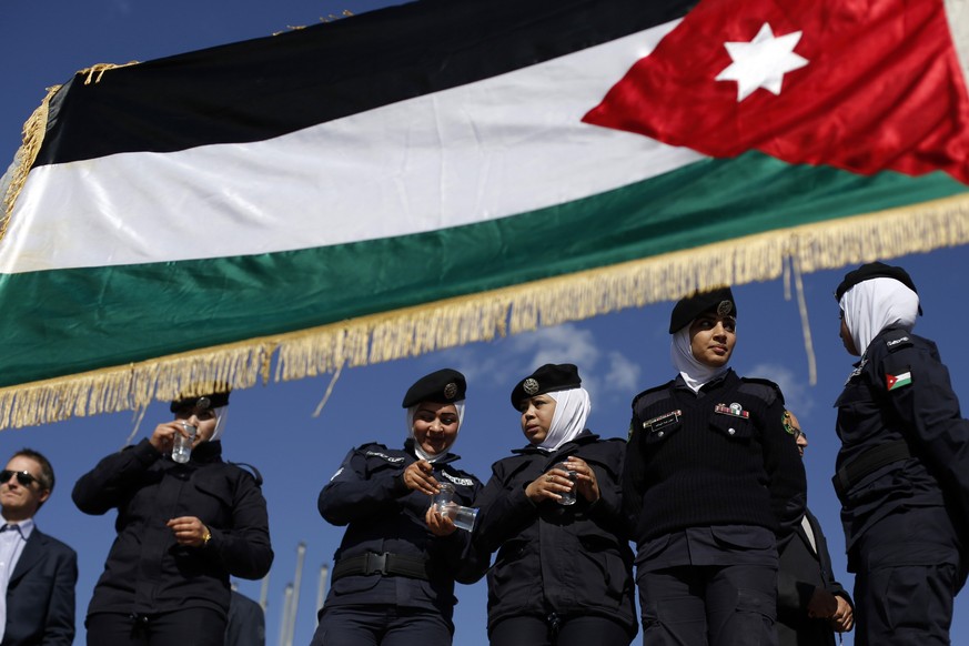 Jordanische Polizistinnen bewachen während der Demonstration ihre Nationalflagge.&nbsp;