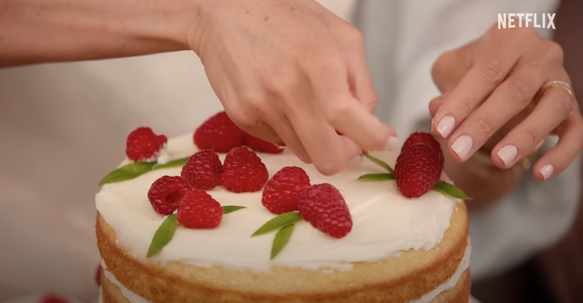 A en juger par la bande-annonce, Meghan sait tout faire, du houmous aux sponge-cakes.