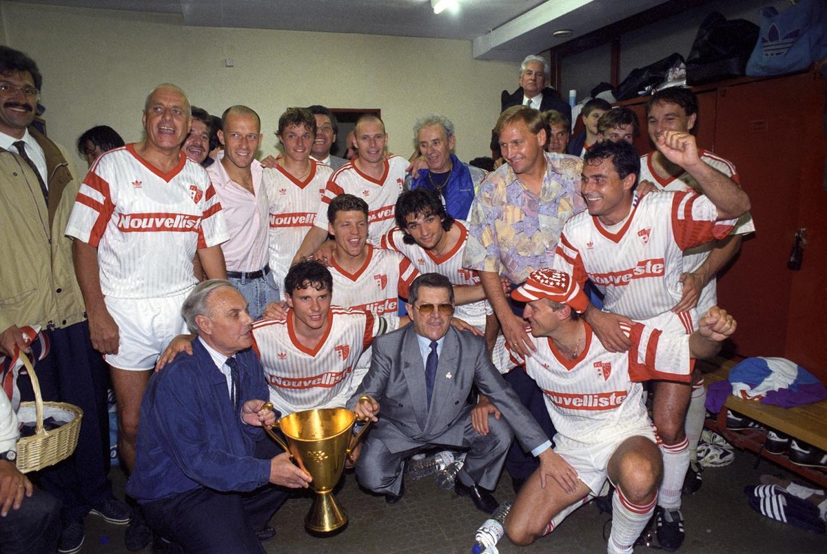 Der Praesident des FC Sion, Andre Luissier, Mitte, unten, und die Spieler feiern am 23. Mai 1992 in Genf, Schweiz, nach dem Spiel gegen Servette den Gewinn der Schweizermeisterschaft. (KEYSTONE/Str)