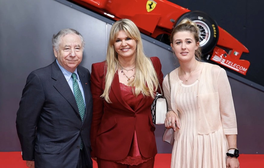 Enger Familienfreund: Ex-Ferrari-Teamchef Jean Todt mit Corinna Schumacher (M.) und deren Tochter Gina-Maria bei der Verleihung des Staatspreises des Landes Nordrhein-Westfalen an Michael Schumacher i ...
