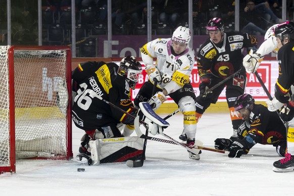 Torhueter Adam Reideborn (SCB), Killian Mottet (HCA), Alain Graf (SCB), Romain Loeffel (SCB), von links, kaempfen um den Puck, beim Eishockey Meisterschaftsspiel der National League zwischen dem SC Be ...