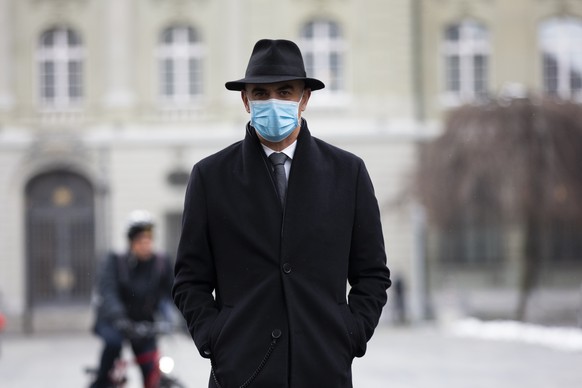 Bundesrat Alain Berset auf dem Weg zu einer Medienkonferenz des Bundesrates zur aktuellen Lage im Zusammenhang mit dem Coronavirus, am Mittwoch, 6. Januar 2021, in Bern. (KEYSTONE/Peter Klaunzer)