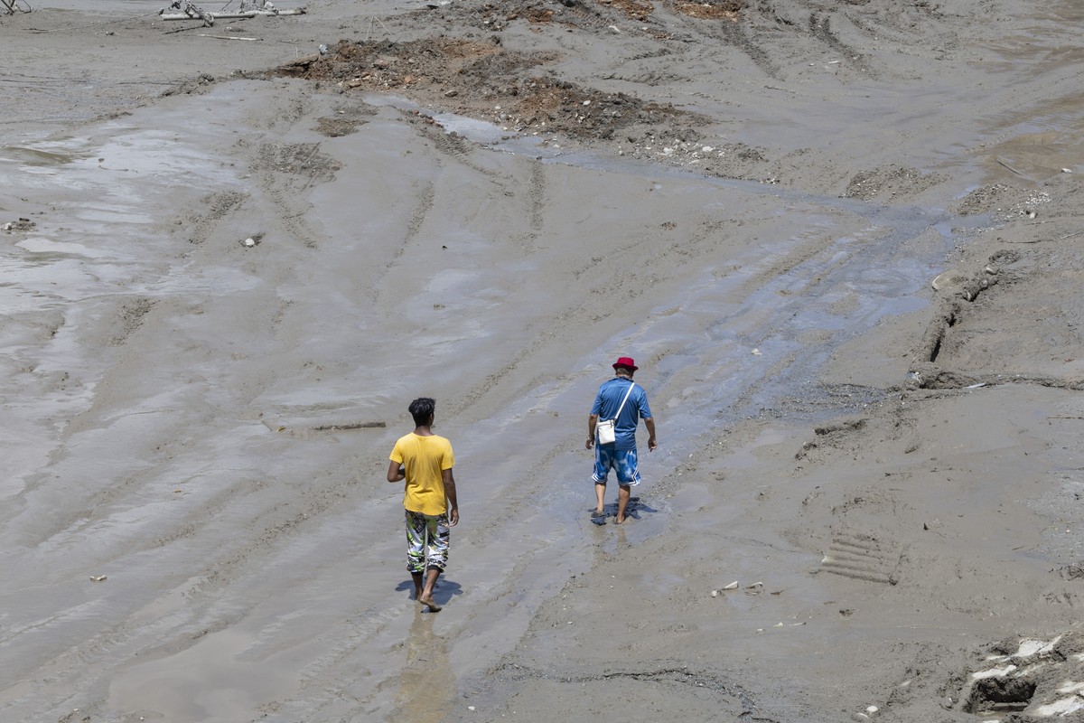 epa13194320 Flood survivor return to home following a flash flood in Devighat Village, Nuwakot district, Nepal, 27 August 2026. More than 160 people have died and hundreds remain missing across northe ...