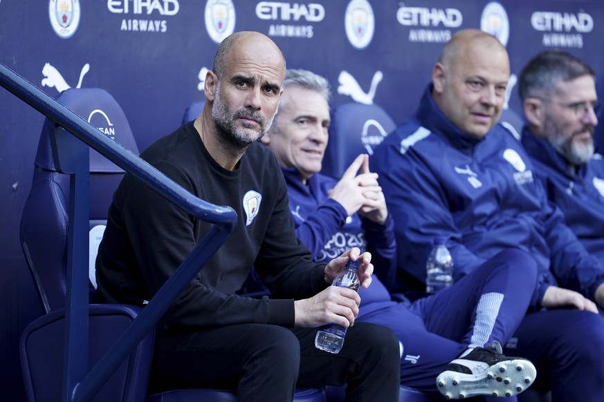 Manchester City&#039;s head coach Pep Guardiola, left, watches the players before the start of the English Premier League soccer match between Manchester City and Newcastle United at Etihad stadium in ...