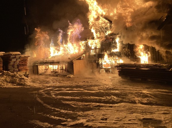 Ein Grossbrand hat in Neu St. Johann SG am 8. Dezember 2023 ein Sägereigebäude und ein angebautes Wohnhaus zerstört.