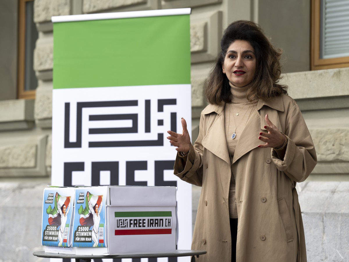 Nationalraetin Sibel Arslan, GP-BS, spricht waehrend der Uebergabe von ueber 25'000 Unterschriften fuer die Solidaritaet mit dem iranischen Volk an den Bundesrat, gesammelt von den Aktivisten von ...