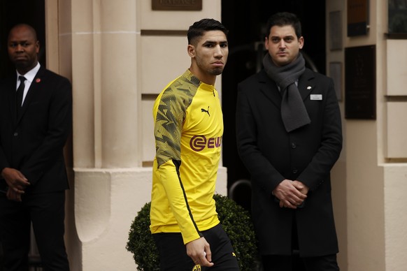 epa08283959 Dortmund&#039;s Achraf Hakimi leaves the Royal Monceau hotel where the team stays to attend a training on the eve of the UEFA Champions League round of 16 second leg soccer match between P ...