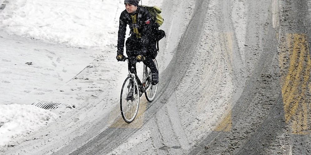 Wohl einer der anstrengendsten und gefährlichsten Jobs im Winter: Velokurier.