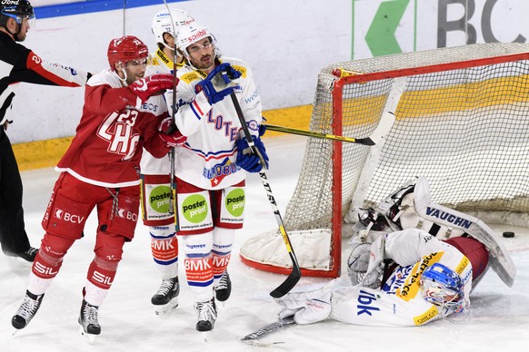 L&#039;attaquant lausannois Alain Mieville, gauche, celebre le 4eme but devant de gauche a droite en blanc, les joueurs de Kloten Patrick von Gunten, Tim Ramholt et le gardien Luca Boltshauser lors de ...