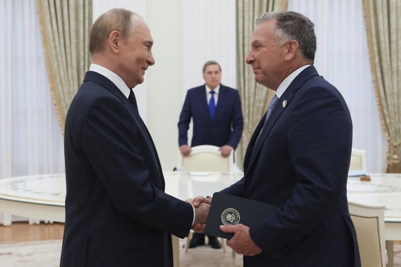 Russian President Vladimir Putin, left, and U.S. President Donald Trump&#039;s special envoy Steve Witkoff, right, shake hands during their meeting in Moscow, Russia, Wednesday, Aug. 6, 2025. (Gavriil ...