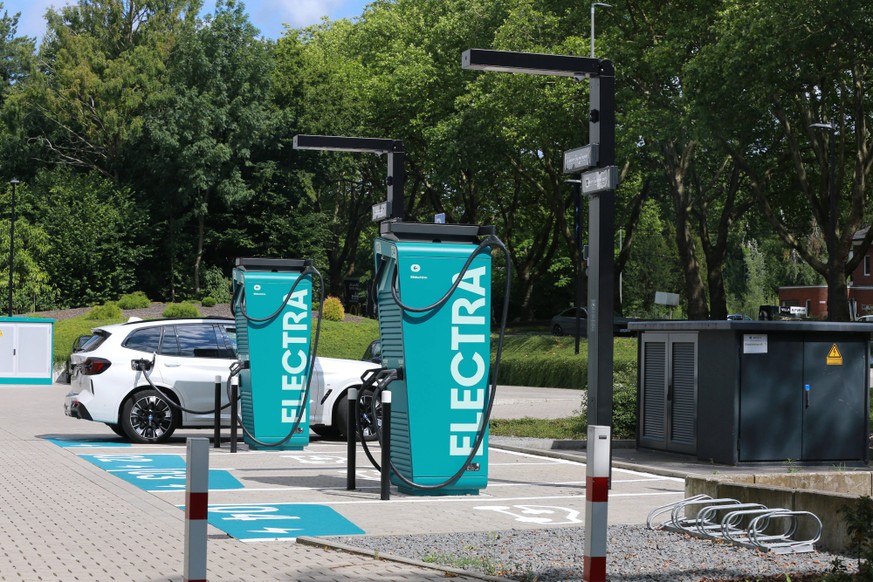 11.07.2025 Dortmund Electra Schnellladestationen auf einem Hotelparkplatz direkt an der Bundesstra�e B1. *** 11 07 2025 Dortmund Electra fast-charging stations in a hotel parking lot directly on the B ...
