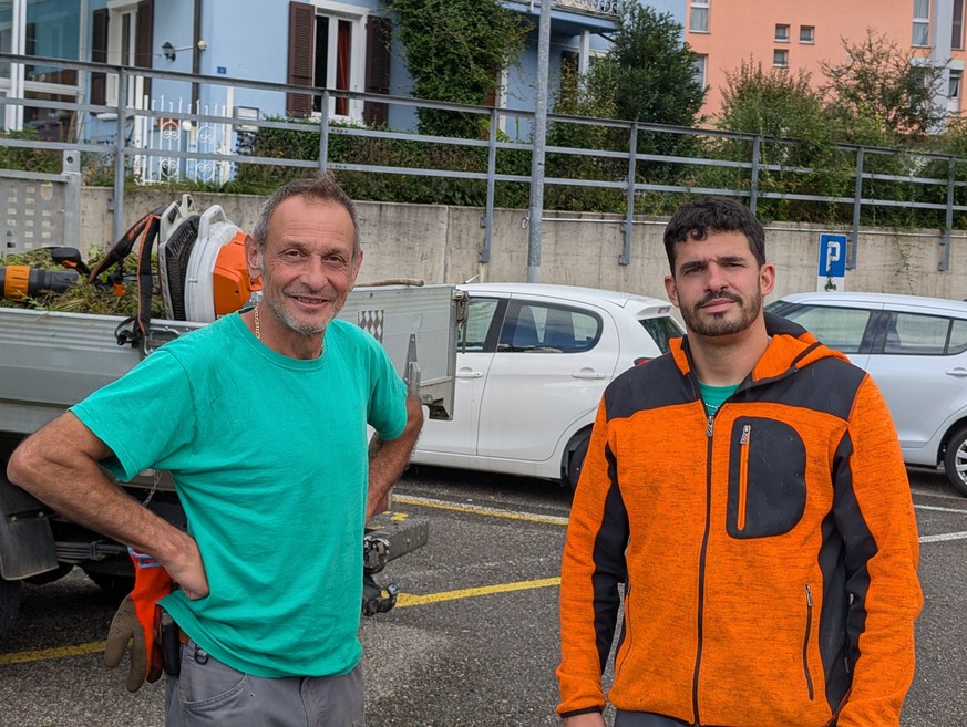 Gemeindearbeiter Matteo Molinari und Alan Molina (v.l.)