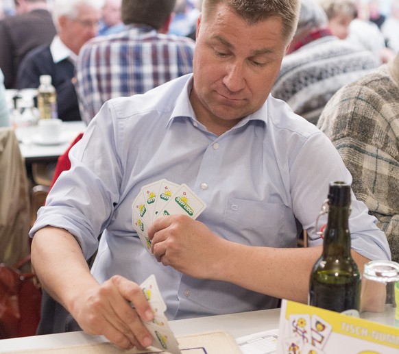 Parteipraesident und Nationalrat Toni Brunner (SG) schaut auf seine Karten, am 15. Nationalen SVP-Jasscup, am Samstag, 21. Februar 2015, in Herisau. (KEYSTONE/Gian Ehrenzeller)