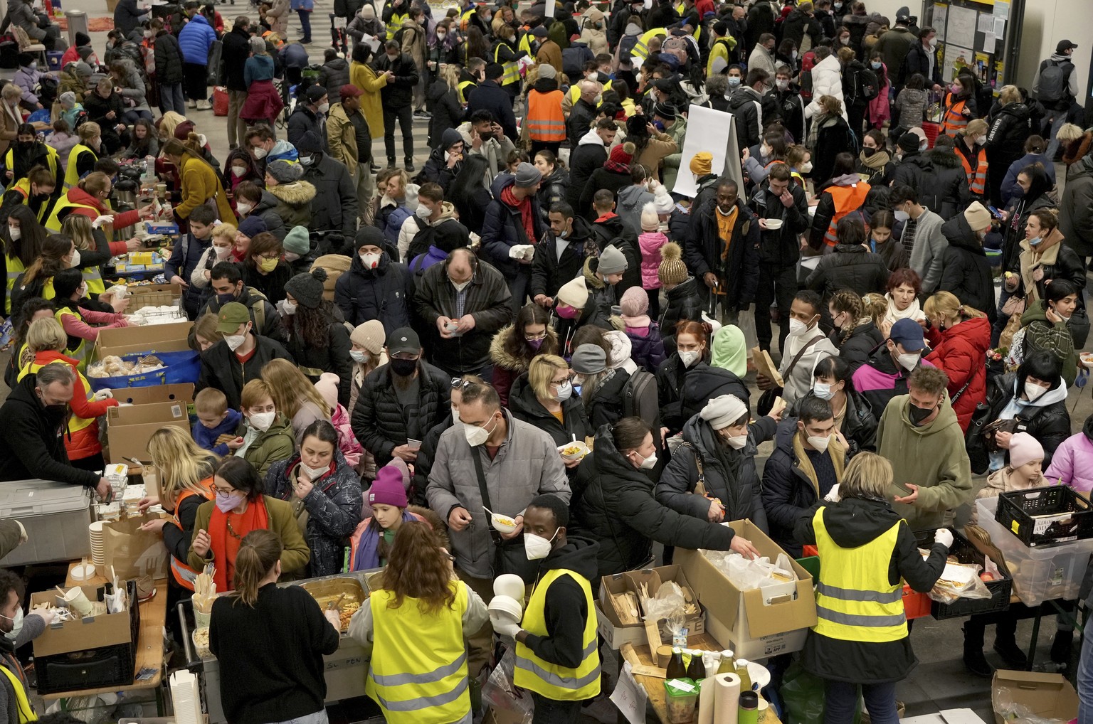 Ukrainische Flüchtende werden in Berlin mit Nahrungsmitteln versorgt.