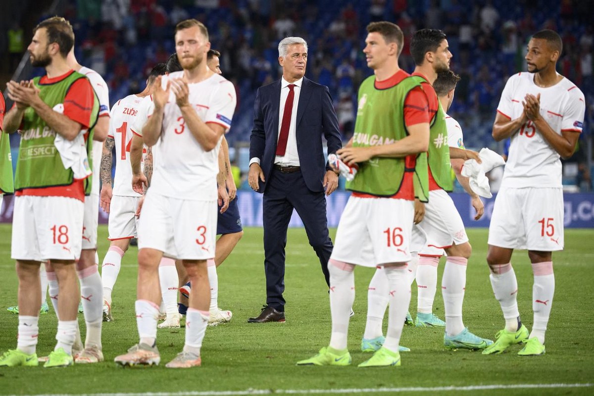 Le sélectionneur derrière ses joueurs après la claque reçue contre les futurs champions d'Europe à Rome.