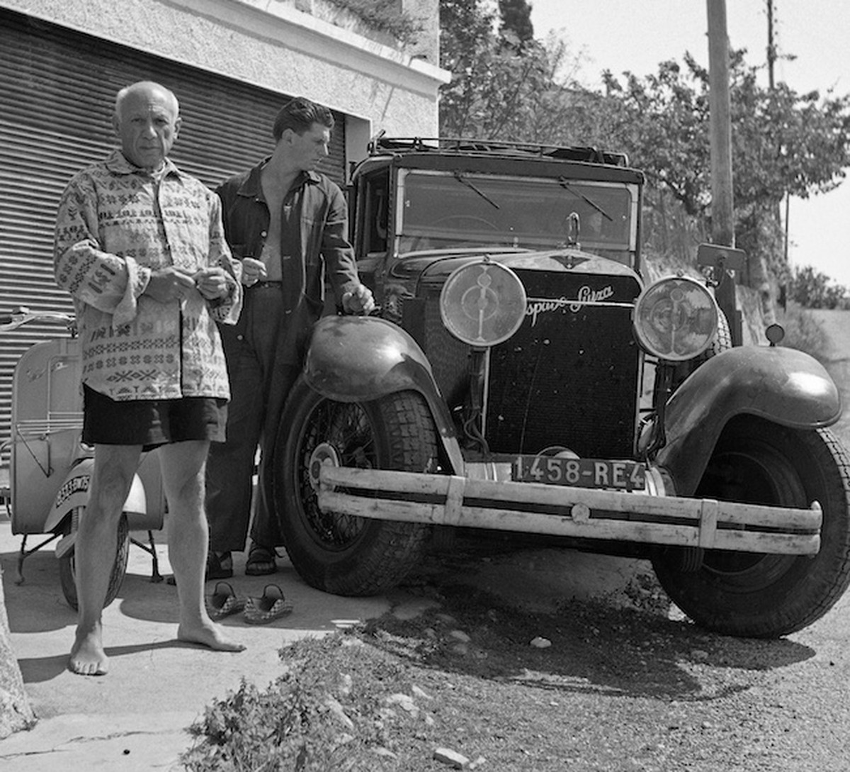 Pablo Picasso mit seinem Sohn Paul und seinem 1930er Hispano-Suiza, 1953 in Vallauris bei Cannes.
(Foto Edward Quinn, © edwardquinn.com)