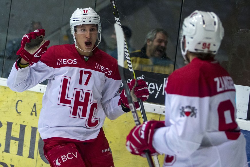 Lausanne HC Stuermer Loic In-Albion, links, feiert seinen Treffer zum 2-7 mit Sandro Zangger im vierten Eishockey Spiel der Platzierungsrunde der National League zwischen dem EHC Kloten und Lausanne H ...