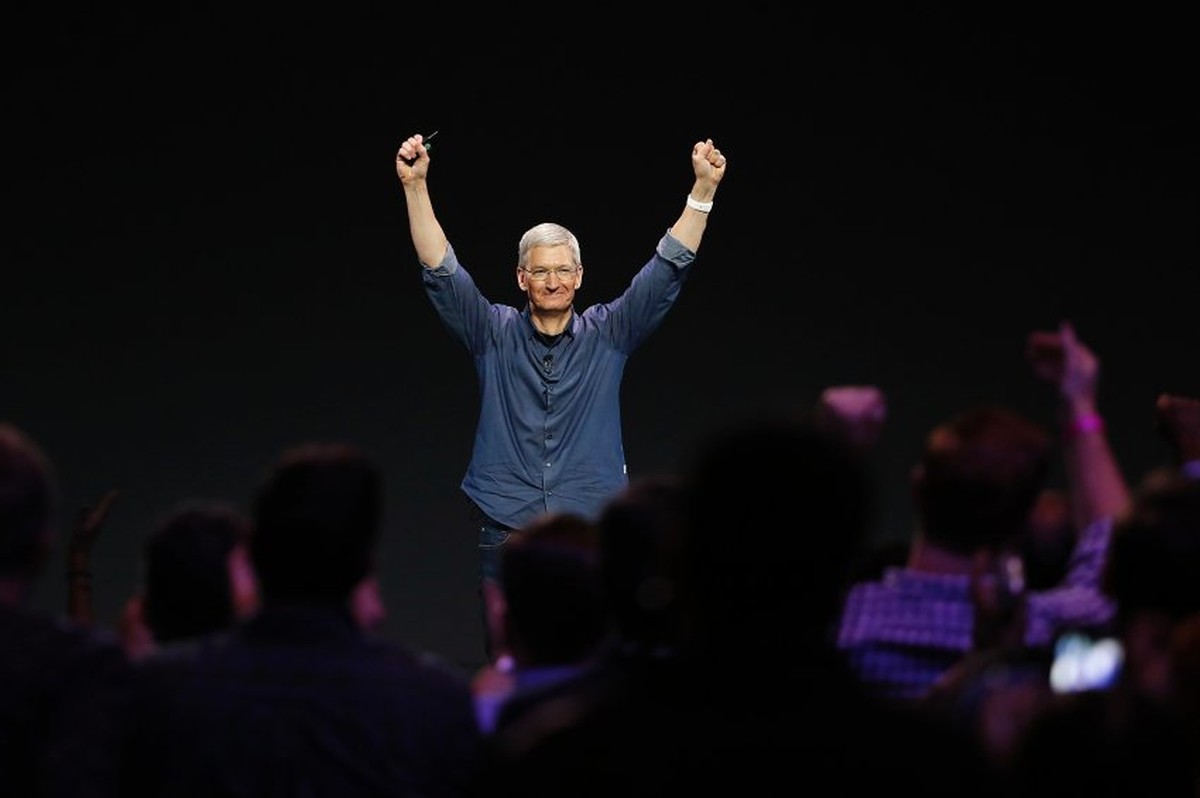 Ob Apple-Chef Tim Cook, mit weisser Apple Watch, schon von H. Moser &amp; Cie. gehört hat?