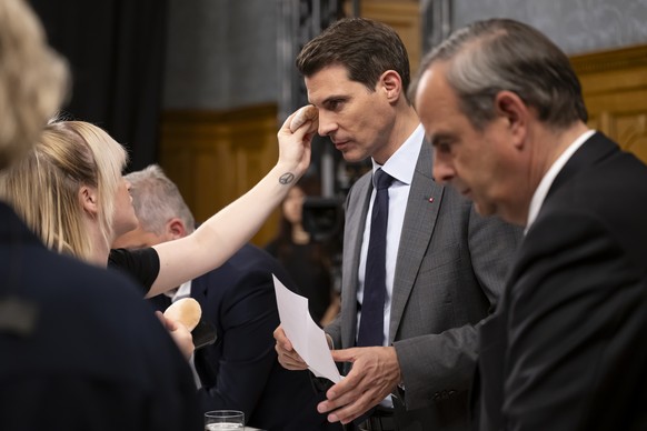 Thierry Burkart, Parteipraesident FDP und Staenderat FDP-AG, Mitte, wird geschminkt, neben Gerhard Pfister, Parteipraesident Die Mitte Schweiz und Nationalrat Mitte-ZG, kurz vor der Elefantenrunde der ...