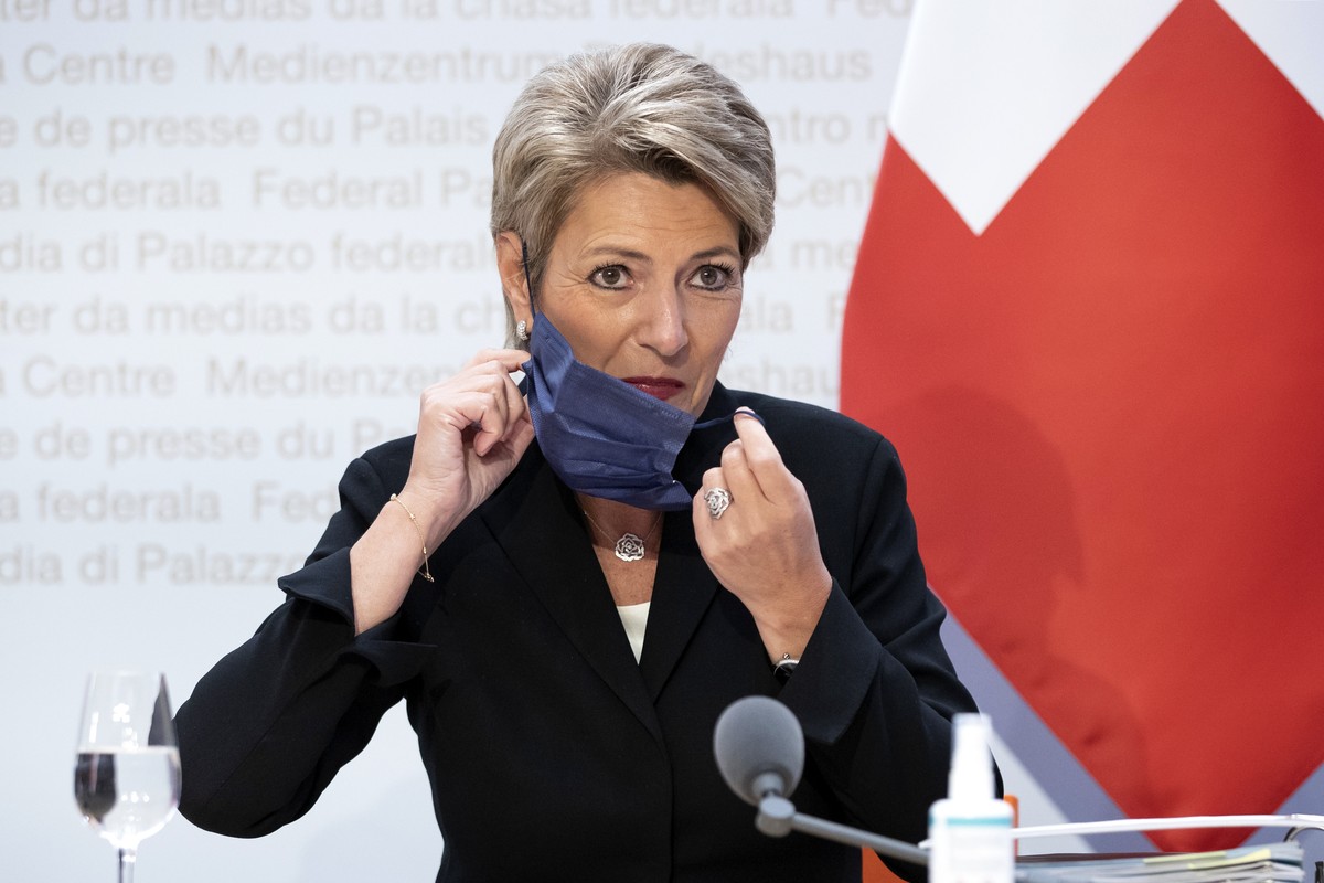 Bundesraetin Karin Keller-Sutter zieht eine Maske an, kurz vor Beginn einer Medienkonferenz zum strategischen Dialog "haeusliche Gewalt", am Donnerstag, 30. April 2021, in Bern. (KEYSTONE/Pe ...