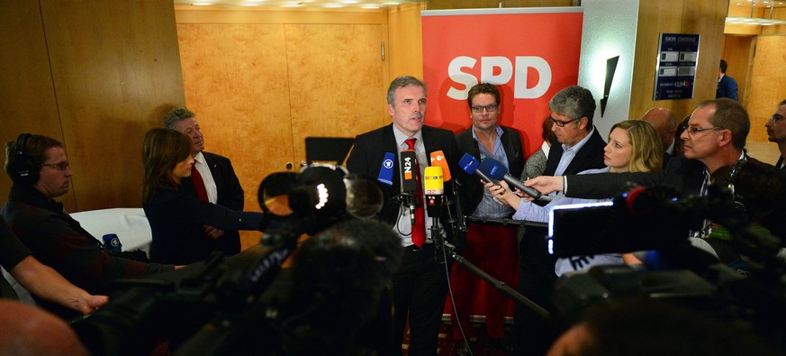 Die Parteidelegierten der SPD stimmten einem Koalitionsvertrag mit den Linken zu.