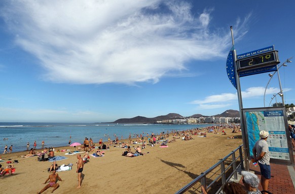 epa08034957 Tourists enjoy the warm and sunny weather at Las Canteras beach in Las Palmas de Gran Canaria, Canary Islands, Spain, 30 November 2019, as temperatures increased to 27 degrees Celsius. EPA ...