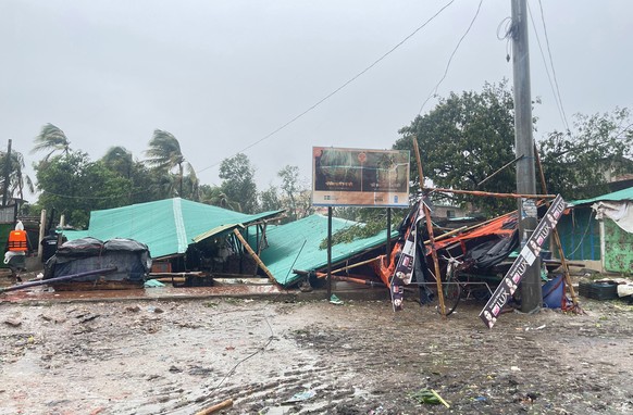 epa10627356 Damaged makeshift shelters after the strong winds caused by Cyclone Mocha in Shahpori Dwip, Teknaf area near Cox's Bazar, Bangladesh, May 14, 2023. Powerful Cyclone Mocha made l...
