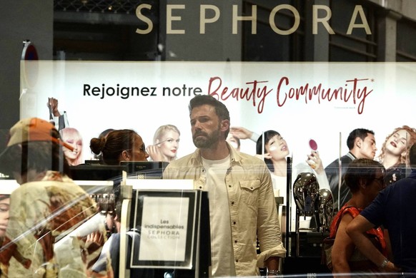 Jennifer Lopez And Ben Affleck Shopping - Paris Jennifer Lopez, Ben Affleck family shopping at the Sephora, Micromania, Sennelier stores in Paris, France, on July 25, 2022. Photo by ABACAPRESS.COM PUB ...
