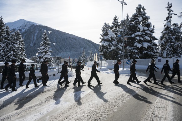 Policemen are on their way, prior to the World Economic Forum WEF, on Monday, January 18, 2016, in Davos. The WEF takes places from January 20 to 23. (KEYSTONE/Gian Ehrenzeller)