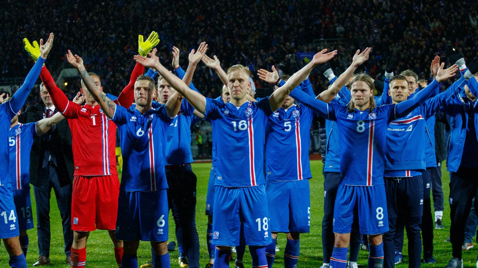 epa06255441 Iceland players do the &#039;Huh&#039; with supporters after the FIFA World Cup 2018 qualification match between Iceland and Kosovo in Reykjavik, Iceland, 09 October 2018. EPA/BIRGIR THOR  ...