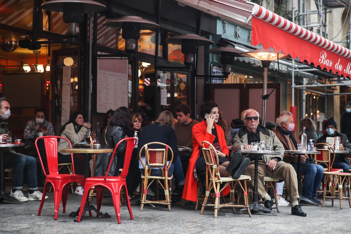 epa08783214 People sit on the terrasse of a restaurant in Paris, France, 29 October 2020. French President Emmanuel Macron announced a return to lockdown, dubbed 'reconfinement' to come into ...