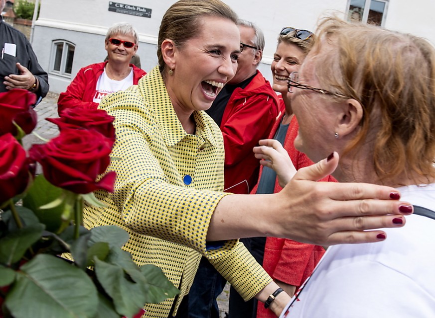 In Dänemark kündigt sich ein Regierungswechsel an. Die Sozialdemokraten um ihre Vorsitzende Mette Frederiksen (m) sind bei der Parlamentswahl am Mittwoch nach ersten Prognosen die stärkste Kraft gewor ...