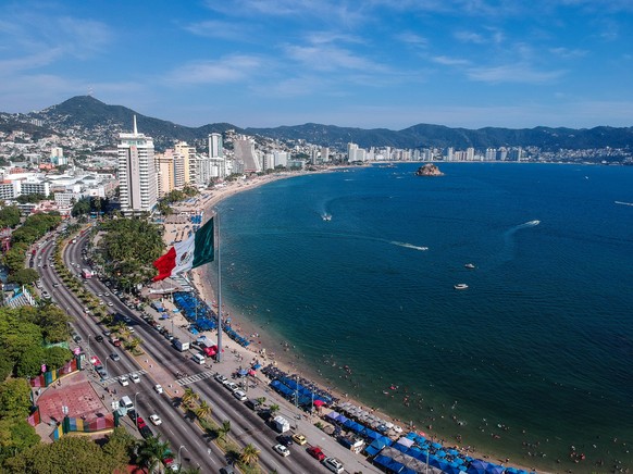 epaselect epa07247998 A photograph taken with a drone shows tourists in the port of Acapulco, Guerrero state, Mexico, 24 December 2018. The Governor of the state of Guerrero Hector Astudillo Flores re ...